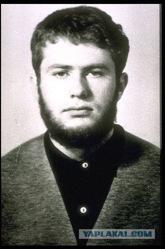 Угадаете, кто этот суровый бородач?
