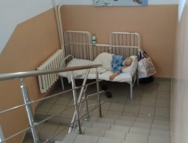 В новосибирской больнице пациентов с Covid-19 разместили на лестничных клетках. Минздрав объяснил это дефицитом мест