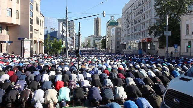 Фитоняшки прокачали ягодицы у мечети в Казани и вызвали скандал