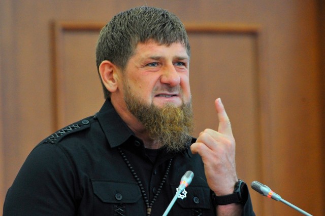 В Москве чеченскую школьницу не допускают к урокам из-за платка.