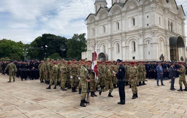 В Кремле сейчас очень много военных, сообщают журналисты РИА. Путин выступит на крыльце Грановитой палаты