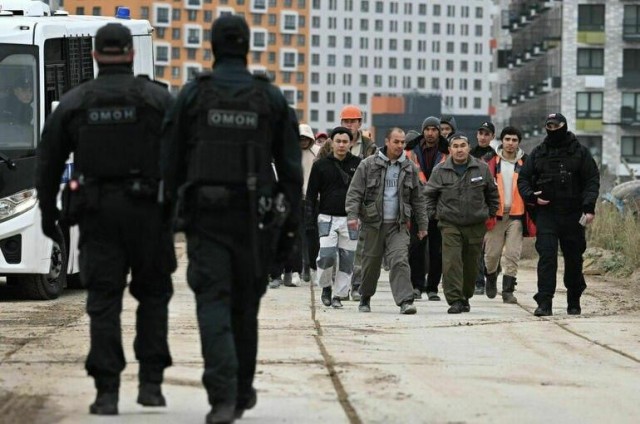 В Госдуме предложили ограничить мигрантам возможность оформления более одной SIM-карты.