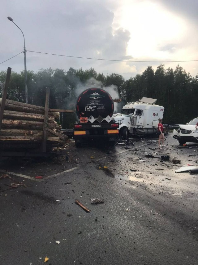 Момент смертельной аварии в Ленобласти попал на видео