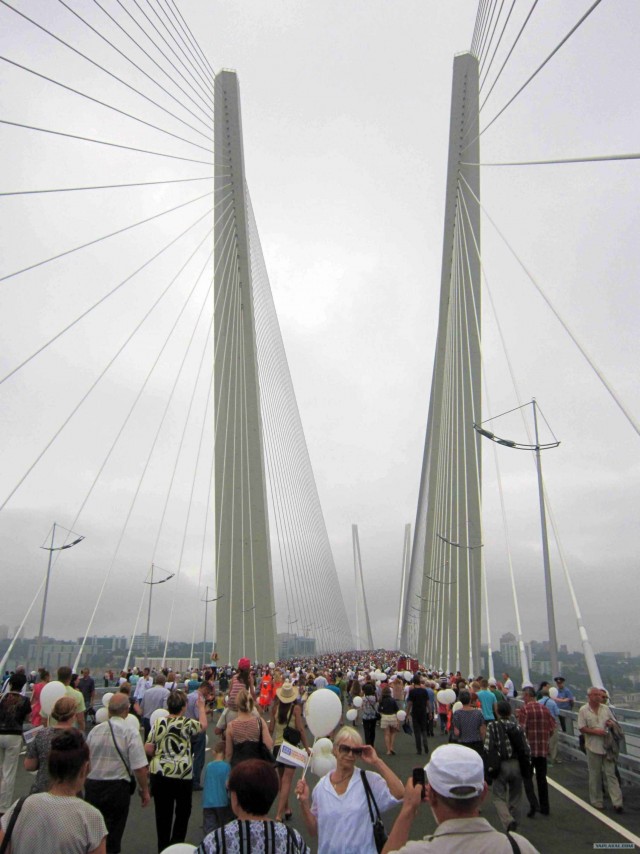 Открытие моста через бухту Золотой рог
