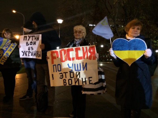 “Когда Путин уйдет, ты будешь прятаться в подвале!” – пикет в поддержку Украины в Москве