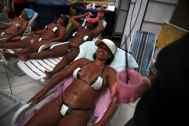 Новый модный тренд в Бразилии: бикини из изоленты