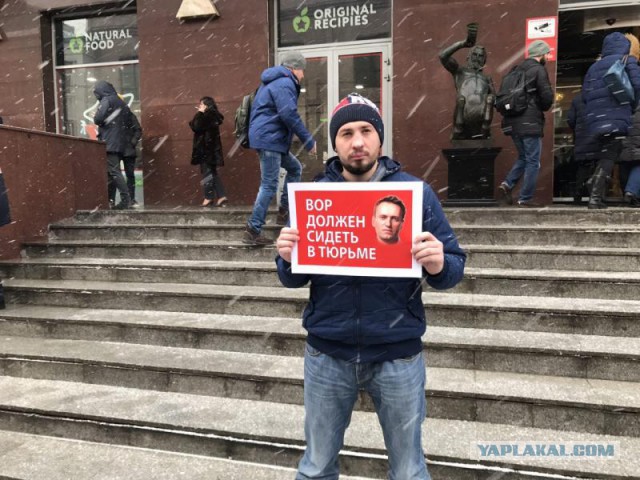 Кремль назвал материалы Навального о Медведеве творчеством осужденного