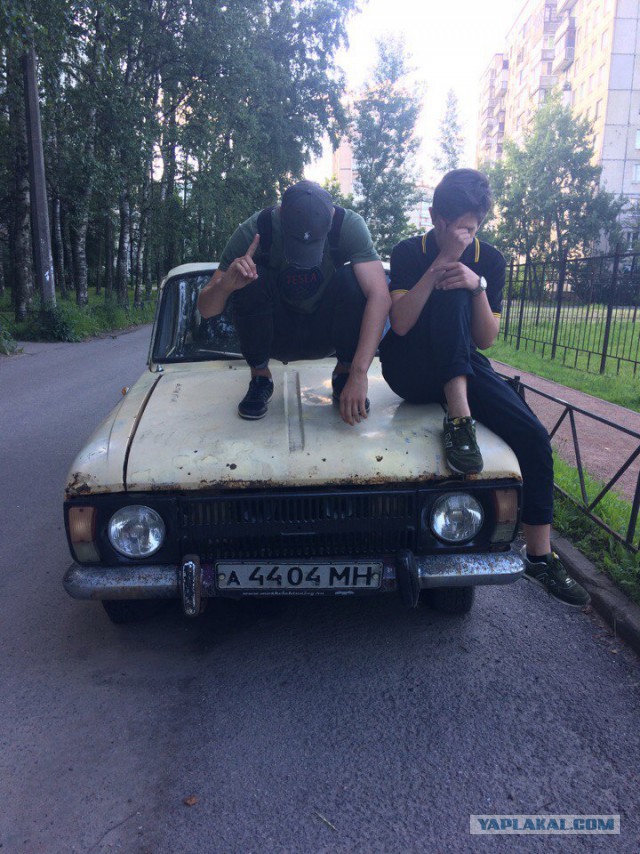 Подросток избивает пожилого человека