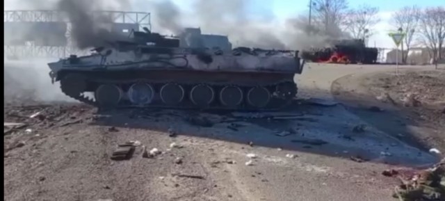 Российские военные в окрестностях Киевского аэропорта