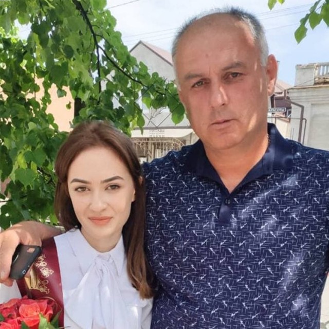Китайская девочка пришла лично сказать спасибо певцу, который спас ей жизнь 20 лет назад.