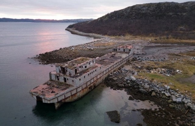 Бетонный корабль у берегов Кольского залива