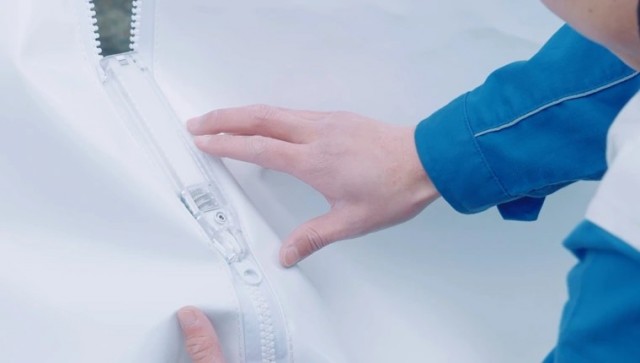 Крупнейший производитель застежек — японский YKK — создал самозастегивающуюся молнию.