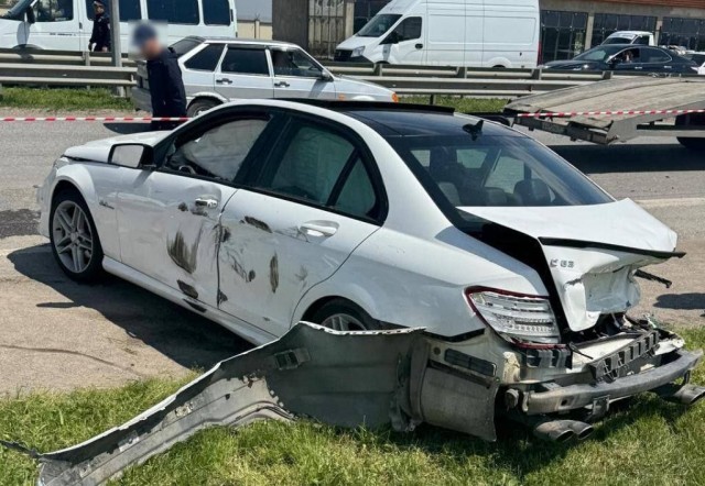 Лихач на Mercedes устроил смертельное ДТП на трассе Р-217 “Кавказ” в Кабардино-Балкарии.