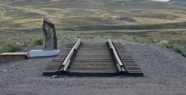 В сети набирает популярность видео, где девушки просят случайных мужчин оплатить ужин в ресторане и заправить полный бак бензина