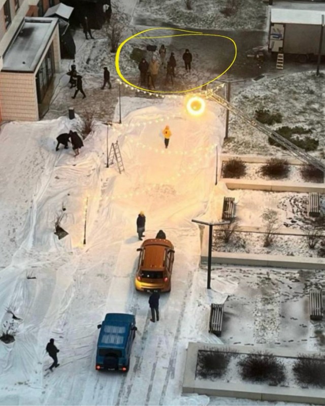В Москве начали стелить рулонный снег, чтобы не ждать настоящий