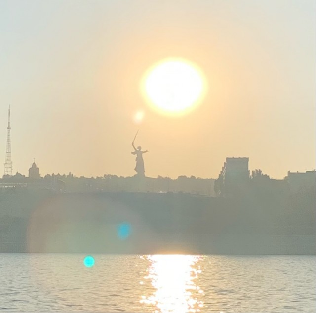 Монумент «Родина-мать зовет!» на фоне заходящего солнца