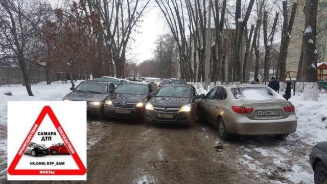 Участники курьезной аварии в Самаре покидали свои автомобили через багажник