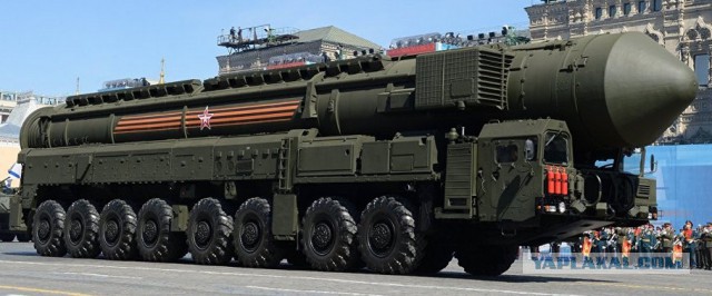 Перевозка огромной ракеты близ Зоны 51