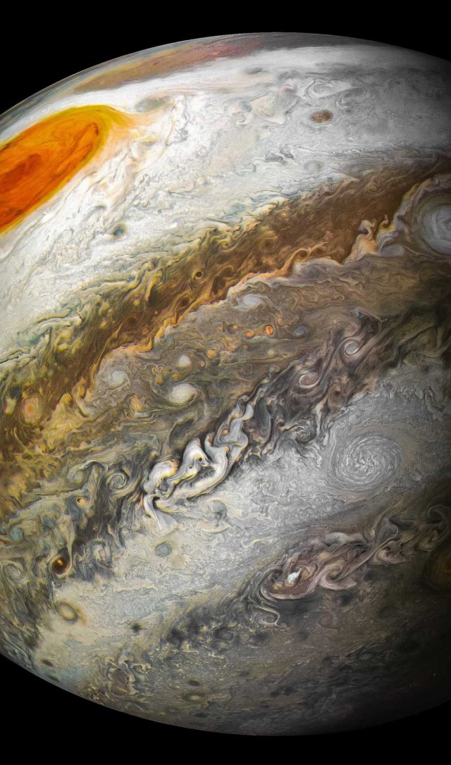 Новые фото Юпитера и Большого Красного Пятна, сделанные зондом «Юнона»