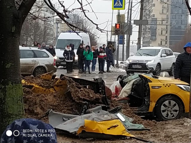 В Москве многотонный грузовик с землей занесло после аварии, и он опрокинулся прямо на такси