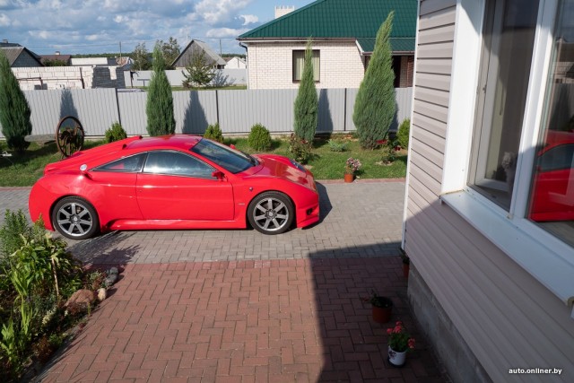 «Не удалось накопить на Ferrari, потому построил ее сам». Красная «Изольда» из белорусской провинции