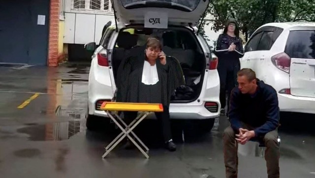 Суд над Навальным устроили прямо в отделе полиции. Адвоката уведомили об этом за несколько минут до заседания