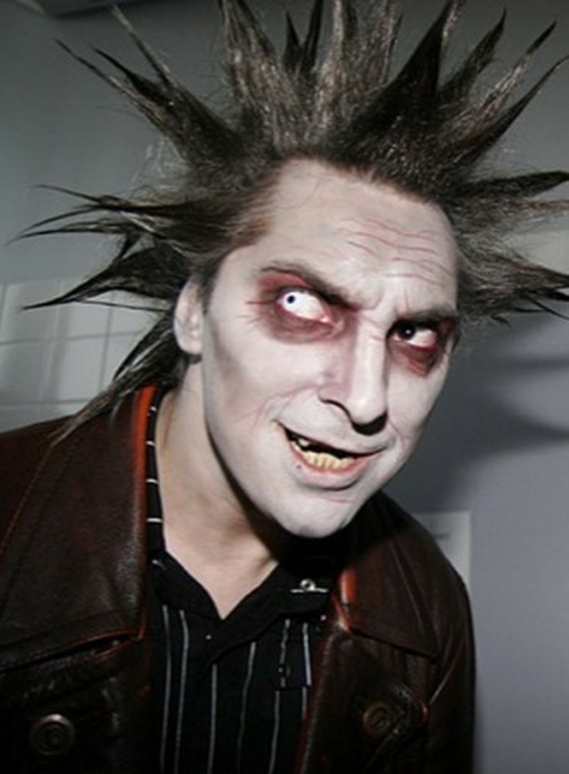 С головы сорвал