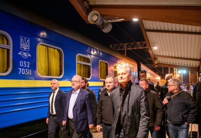 Президенты Польши, Латвии, Литвы и Эстонии сели на поезд и едут в Киев к Зеленскому.