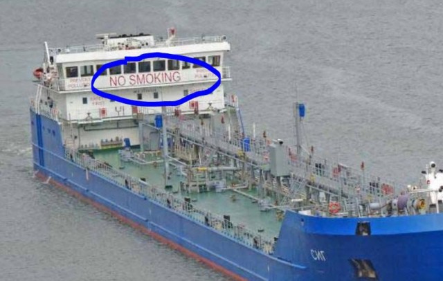 На Крымском мосту перекрыто движение и отключено освещение в связи с мерами безопасности из-за атаки украинских дронов.