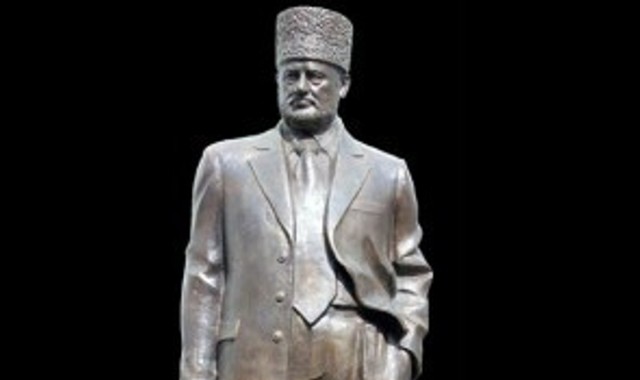 Бронзовая учительница с глобусом появилась возле школы в Верхней Пышме