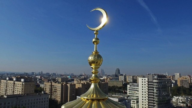 UPD: Фейк: Над рынком «Садовод» в Москве поднят флаг Азербайджана