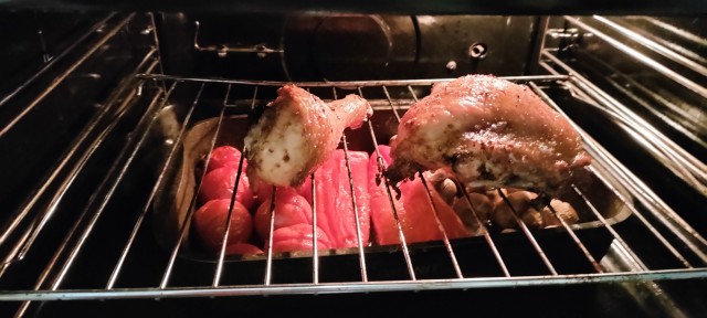 Окорочок куриный с овощами, запеченый.