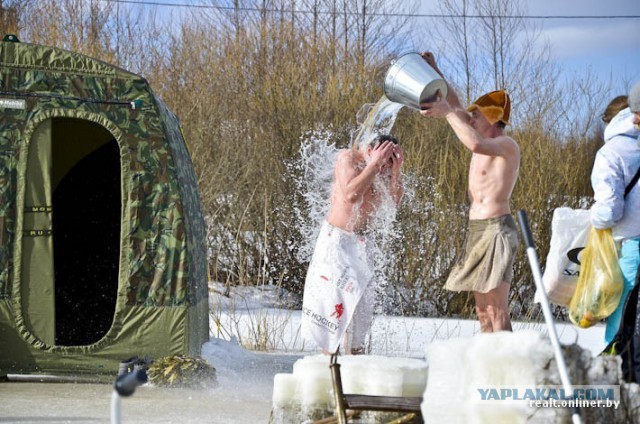Баня на льду замерзшей реки