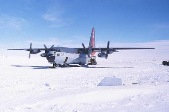 Затерянный в снегах самолет