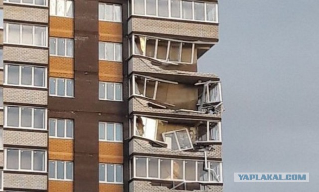 В Пензе на припаркованный возле дома автомобиль рухнул бетонный парапет