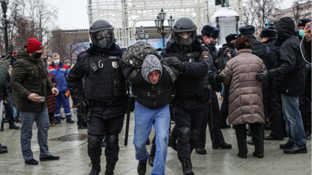 Иностранцев участвовавших в протестах выдворяют из России