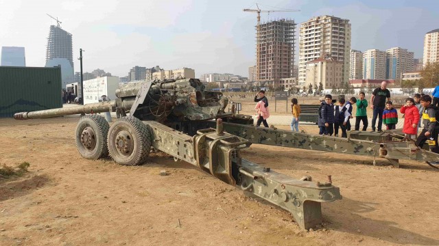 Выставка трофейной военной техники в Баку