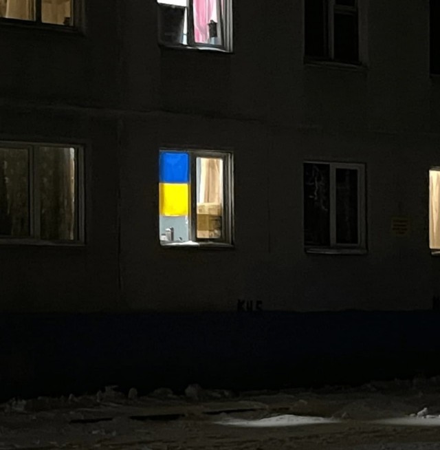 В Новосибирске задержали студента НГУ за флаг Украины на окне общежития
