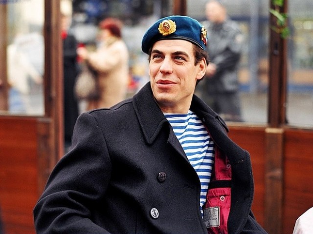 актер Дмитрий Дюжев на улице зимой в шапке