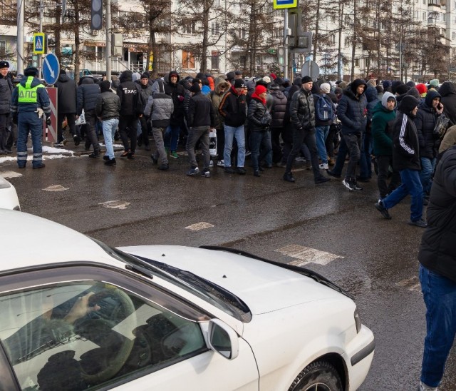 Жители Красноярска возмущены толпам мусульман во время пятничных молитв и крупных праздников