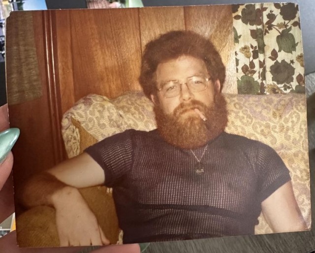 17 олдскульных фотографий мам и пап, показывающих, что в своё время они были ого-го