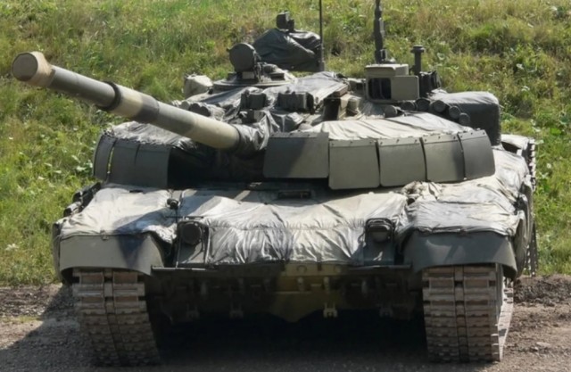 Российские войска получили партию танков Т-90М «Прорыв» и Т-72Б3М с дополнительной защитой