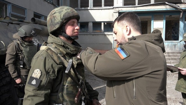 Липецкий губернатор во время прогулки по городу пожал руку мужчине с коловратом на плече