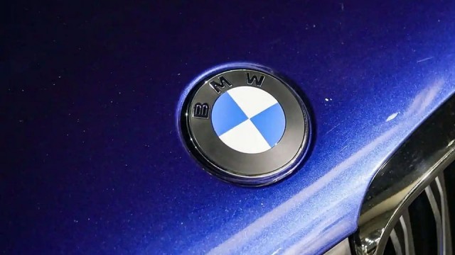 Компания BMW официально меняет свой логотип после 27 лет