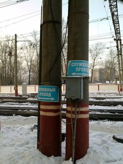 Очень узкий служебный проход