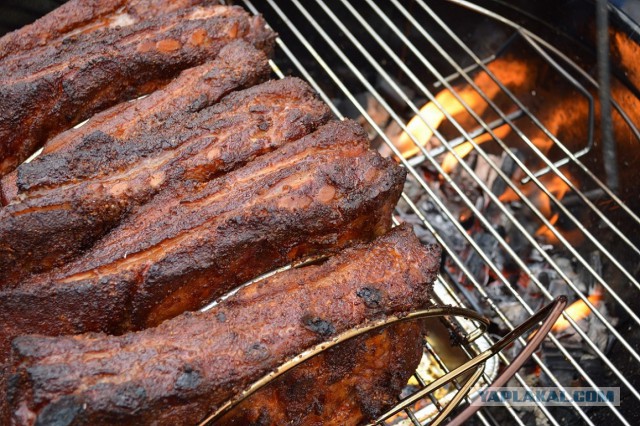 Копченые свиные ребрышки барбекю.