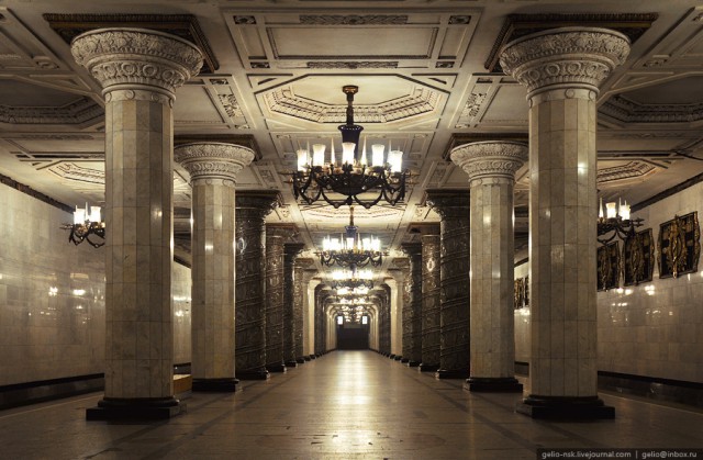 Необычное: московское и питерское метро без людей