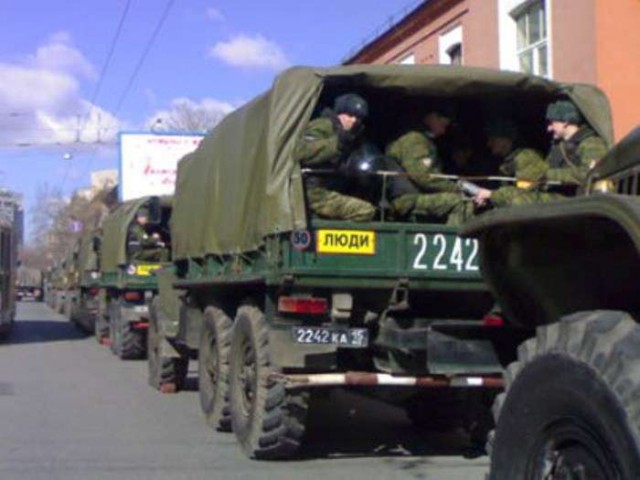 В Краснодаре водителю не понравилось, что военные его не пропустили и пошел выяснять отношения