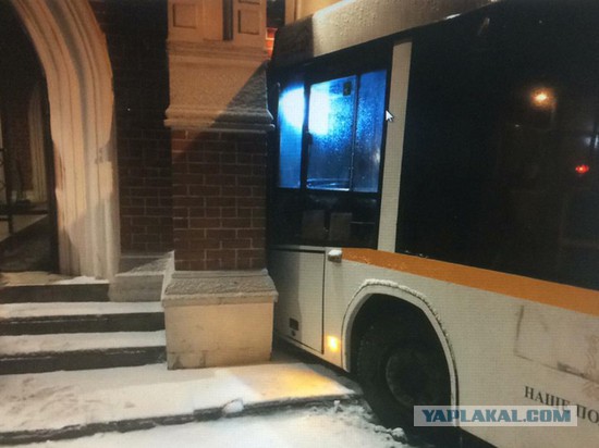 Автобус на полном ходу врезался в резиденцию президента в Барвихе.