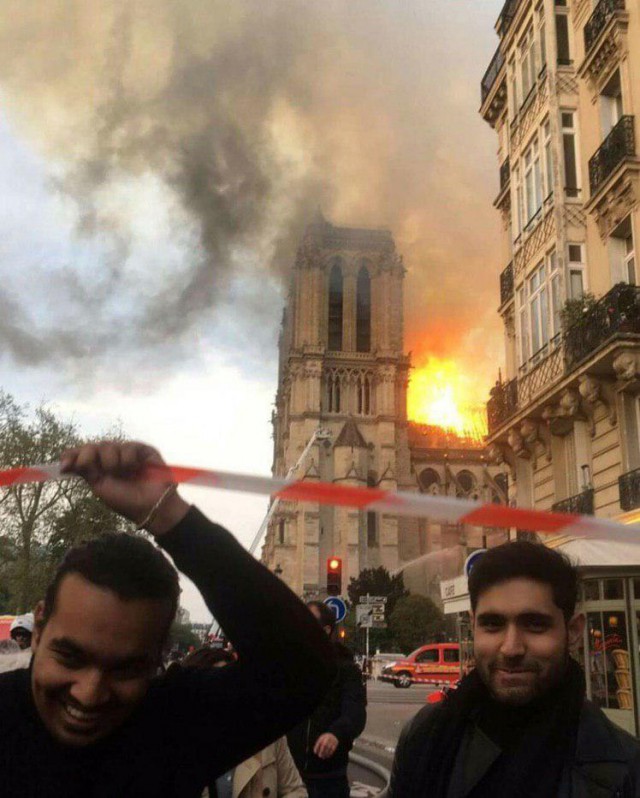Арабы в толпе как-то странно радуются пожару в Нотр-Дам-де-Пари